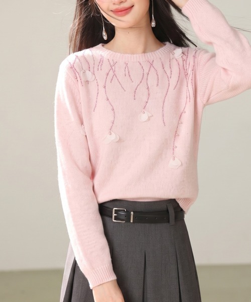 LUCPY(ラクピー)の「フラワーモチーフビジューニットプルオーバー(ニット/セーター・レディース・ピンク・X-LARGE/LARGE/MEDIUM/SMALL)」の2枚目の写真