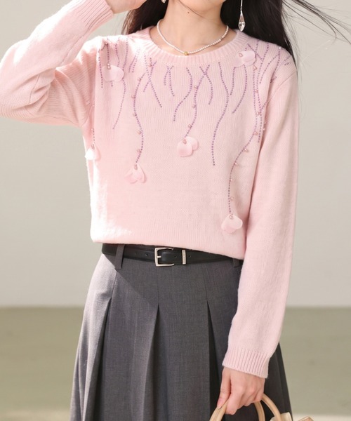 LUCPY(ラクピー)の「フラワーモチーフビジューニットプルオーバー(ニット/セーター・レディース・ピンク・X-LARGE/LARGE/MEDIUM/SMALL)」の3枚目の写真