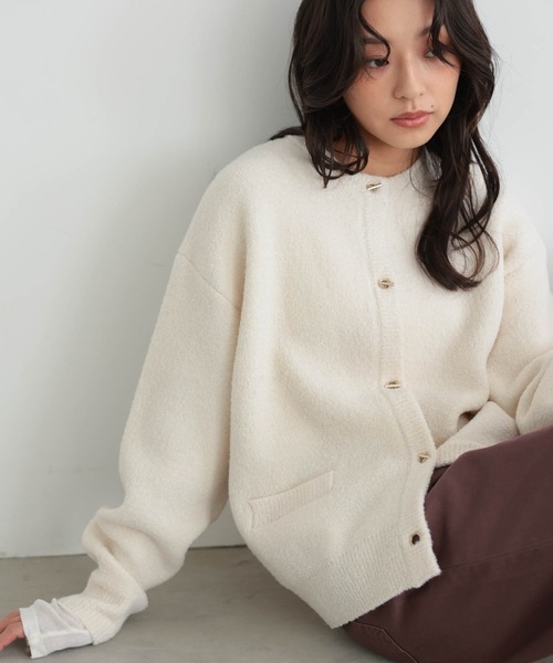 for/c(フォーシー)の「ブークレダブルフェイスリングボタンカーディガン【サスティナブル】(カーディガン/ボレロ・レディース・ブラック/アイボリー・L/M)」の1枚目の写真