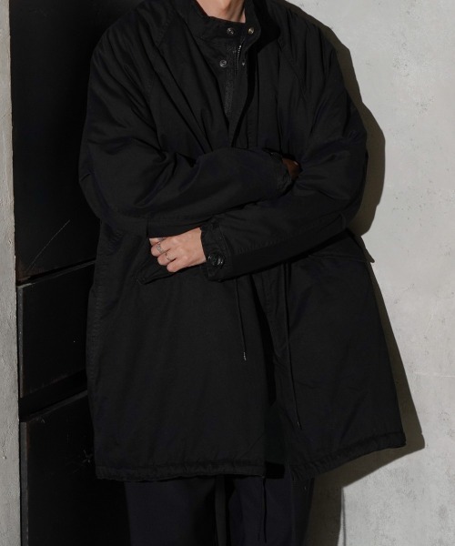 made in standard (メイドインスタンダード)の「MADE IN STANDARD / メイドインスタンダード M-65 FIELD RAGLAN COAT ミリタリー コート シンサレート(ミリタリージャケット・メンズ・ホワイト/チャコールグレー/ブラック・MEDIUM/LARGE)」の2枚目の写真