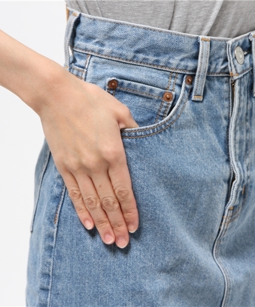 MOUSSY(マウジー)の「DENIM FIT MINI SK(デニムスカート・レディース・ワンウォッシュ/ブルー/ライトブルー/ホワイト・1/0/2)」の22枚目の写真