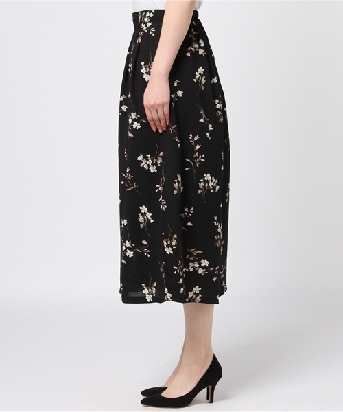 LBC（エルビーシー）の「花柄タックスカンツ                    （その他パンツ・レディース・ブラック/ネイビー・MEDIUM）」の4枚目の写真
