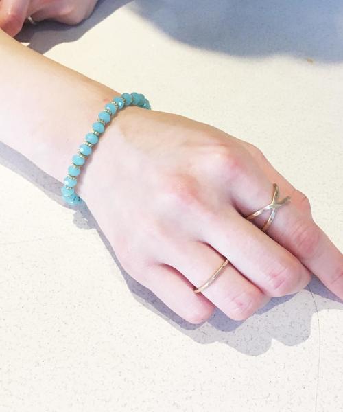 coen(コーエン)の「【CM着用アイテム・Market】HOUSE OF TUHINA(ハウスオブチュヒナ) グラスビーズブレス(ブレスレット・レディース・ブラック/ライトブルー/ケリー/レッド・FREE)」の4枚目の写真