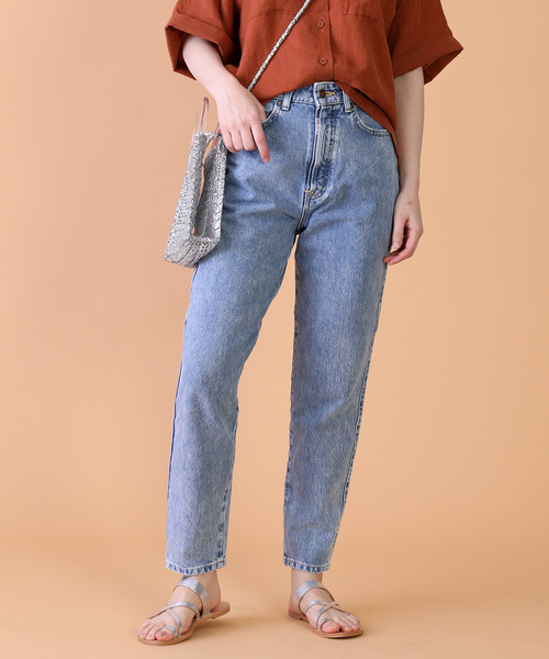 FREAK'S STORE(フリークスストア)の「SOMETHING/サムシング 別注 MOM'S DENIM/マムズ テーパードデニムパンツ(デニムパンツ)」|ライトブルー