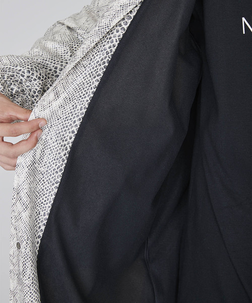 NOISE MAKER(ノイズメーカー)の「フロント蛇柄ロングコーチジャケット(その他アウター・メンズ・アイボリー・MEDIUM/LARGE/X-LARGE)」の11枚目の写真