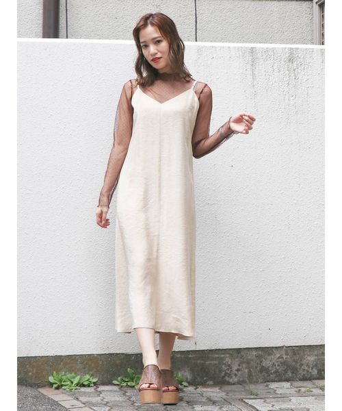 dazzlin（ダズリン）の「サテンＶキャミワンピース（ワンピース・レディース・オフホワイト/ピンク/グリーン/ブラウン/ベージュ・FREE）」の2枚目の写真