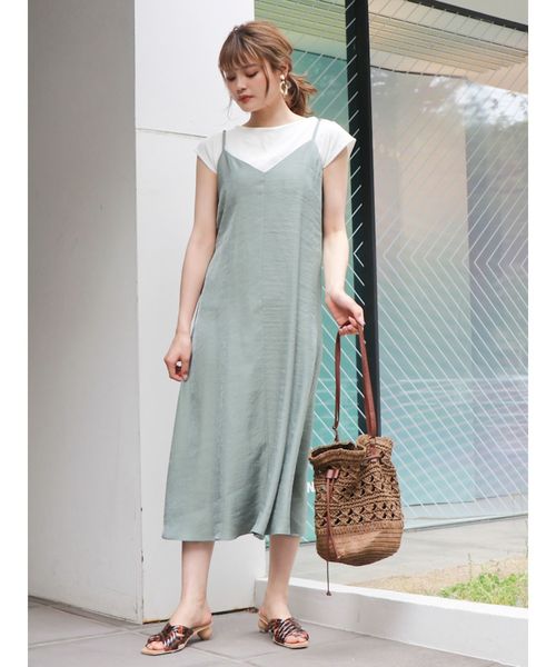 dazzlin（ダズリン）の「サテンＶキャミワンピース（ワンピース・レディース・オフホワイト/ピンク/グリーン/ブラウン/ベージュ・FREE）」の4枚目の写真