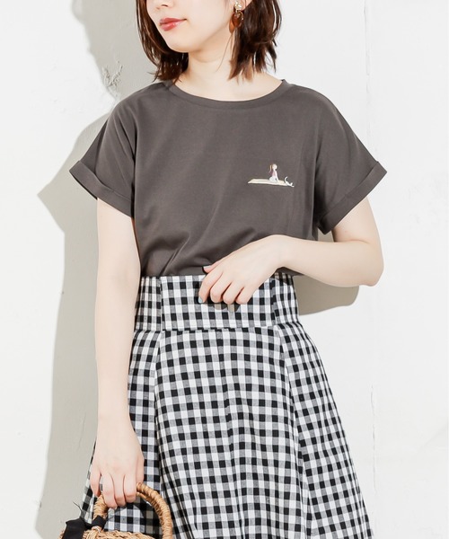 natural couture（ナチュラルクチュール）の「HOMEミニガール刺繍T（Tシャツ/カットソー・レディース・オフホワイト/ラベンダー/ナチュラル/スミクロ・FREE）」の2枚目の写真