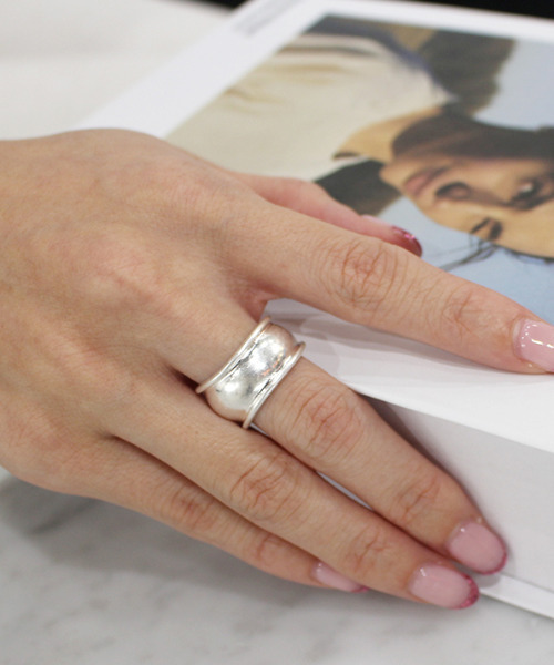 MODE ROBE(モードローブ)の「ニュアンスワイドリング(リング・レディース・シルバー/ゴールド・13号)」の2枚目の写真