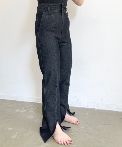 NEUNA（ヌナ）の「センタープレススリットセミワイドデニムパンツ（デニムパンツ・レディース・ブラック/アイボリー・MEDIUM/SMALL/LARGE）」の14枚目の写真