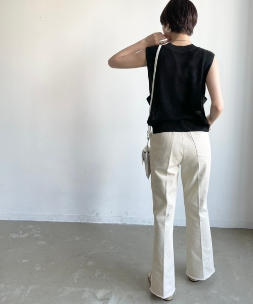 NEUNA（ヌナ）の「センタープレススリットセミワイドデニムパンツ（デニムパンツ・レディース・ブラック/アイボリー・MEDIUM/SMALL/LARGE）」の17枚目の写真