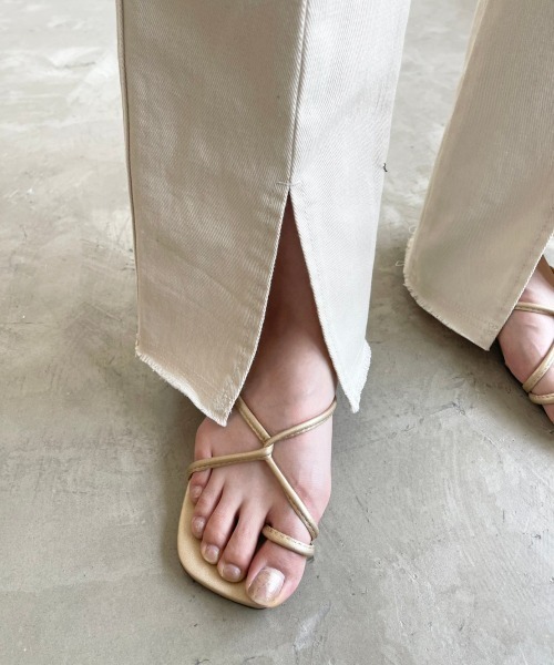 NEUNA（ヌナ）の「センタープレススリットセミワイドデニムパンツ（デニムパンツ・レディース・ブラック/アイボリー・MEDIUM/SMALL/LARGE）」の10枚目の写真