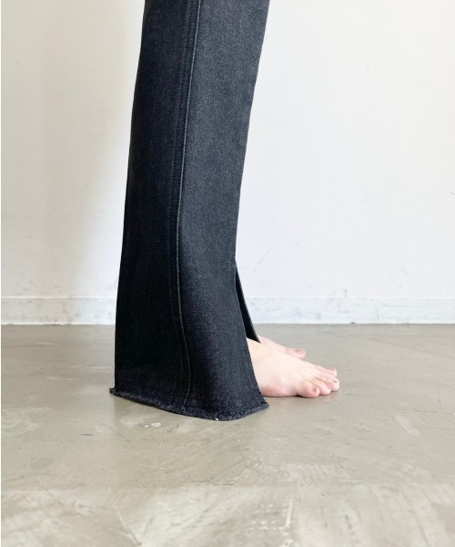 NEUNA（ヌナ）の「センタープレススリットセミワイドデニムパンツ（デニムパンツ・レディース・ブラック/アイボリー・MEDIUM/SMALL/LARGE）」の15枚目の写真