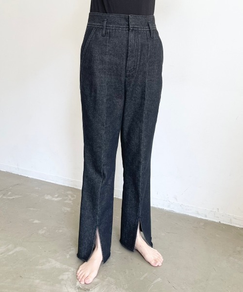 NEUNA（ヌナ）の「センタープレススリットセミワイドデニムパンツ（デニムパンツ・レディース・ブラック/アイボリー・MEDIUM/SMALL/LARGE）」の9枚目の写真