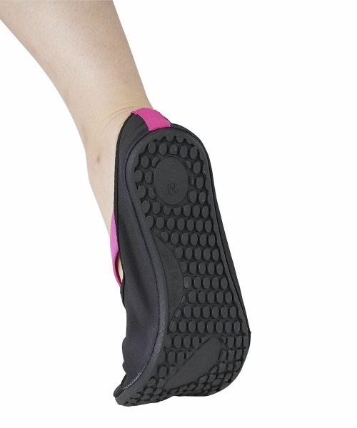 BENETTON (UNITED COLORS OF BENETTON)（ベネトンユナイテッドカラーズオブベネトン）の「【BENETTON / ベネトン】レディースアクアシューズ / ビーチサンダル（サンダル・レディース・ブルー/カーキ/ブラック×ピンク/ピンク/ライトグリーン/ブラック×ブルー・MEDIUM/LARGE）」の9枚目の写真