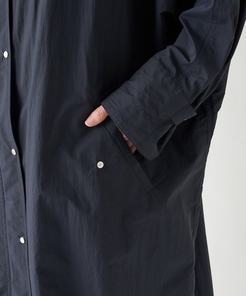 RIVE DROITE（リヴドロワ）の「ペーパータフタポンチョコート（ナイロンジャケット・レディース・ベージュ/ネイビー・FREE）」の11枚目の写真