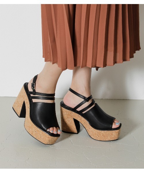 AZUL by moussy（アズールバイマウジー）の「CROSS STRAP DEGIGN SANDALS/クロスストラップデザインサンダル（サンダル・レディース・ブラック/ライトベージュ・SMALL/MEDIUM/LARGE）」の14枚目の写真
