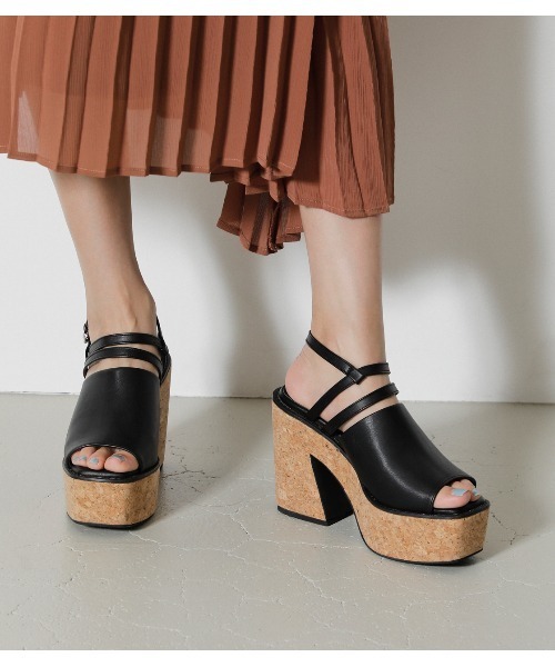 AZUL by moussy（アズールバイマウジー）の「CROSS STRAP DEGIGN SANDALS/クロスストラップデザインサンダル（サンダル・レディース・ブラック/ライトベージュ・SMALL/MEDIUM/LARGE）」の16枚目の写真