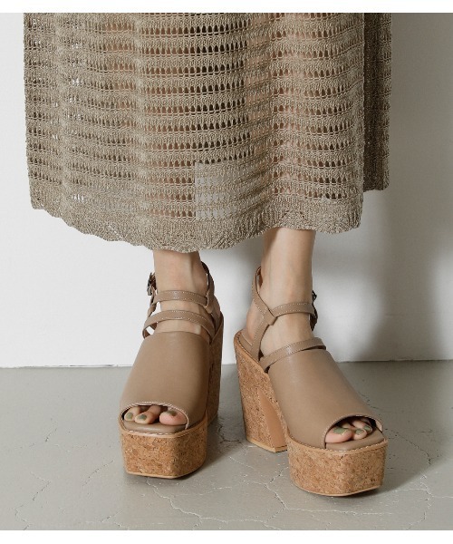 AZUL by moussy（アズールバイマウジー）の「CROSS STRAP DEGIGN SANDALS/クロスストラップデザインサンダル（サンダル・レディース・ブラック/ライトベージュ・SMALL/MEDIUM/LARGE）」の17枚目の写真