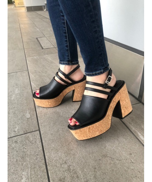 AZUL by moussy（アズールバイマウジー）の「CROSS STRAP DEGIGN SANDALS/クロスストラップデザインサンダル（サンダル・レディース・ブラック/ライトベージュ・SMALL/MEDIUM/LARGE）」の18枚目の写真