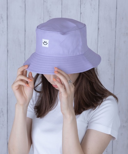 Anuenue（アヌエヌエ）の「スマイルワンポイント バケットハット（ハット・レディース・ホワイト/ブラック/ベージュ/ブルー/ネイビー/パープル/イエロー/ピンク/ワインレッド・S/M）」の6枚目の写真