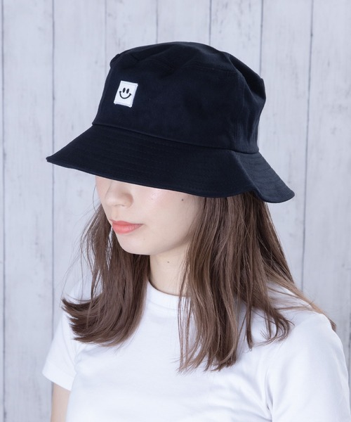 Anuenue（アヌエヌエ）の「スマイルワンポイント バケットハット（ハット・レディース・ホワイト/ブラック/ベージュ/ブルー/ネイビー/パープル/イエロー/ピンク/ワインレッド・S/M）」の3枚目の写真