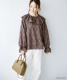 いつものデニムやシンプルボトムスに合わせるだけでかわいげたっぷり！繊細なミュシャのアートをあしらったフリルブラウス