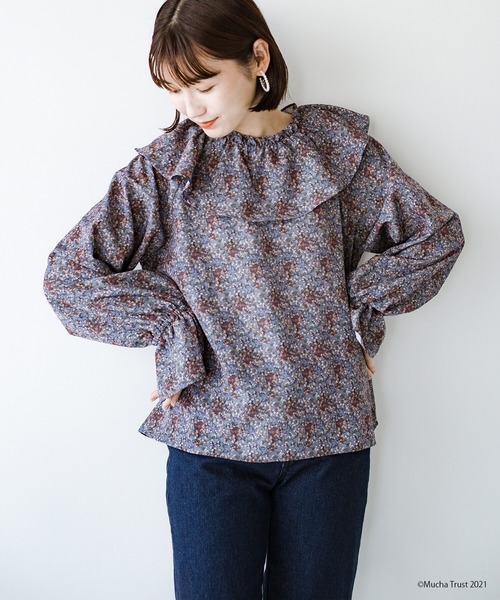 haco!（ハコ）の「いつものデニムやシンプルボトムスに合わせるだけでかわいげたっぷり！繊細なミュシャのアートをあしらったフリルブラウス（シャツ/ブラウス・レディース・ブラウン系その他/ブルー系その他・SMALL/MEDIUM/LARGE/X-LARGE）」の2枚目の写真