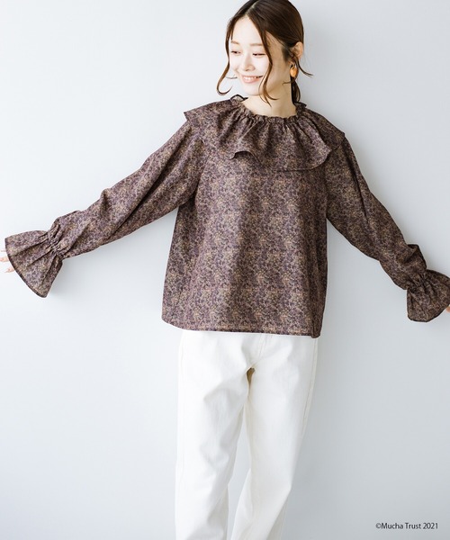 haco!（ハコ）の「いつものデニムやシンプルボトムスに合わせるだけでかわいげたっぷり！繊細なミュシャのアートをあしらったフリルブラウス（シャツ/ブラウス・レディース・ブラウン系その他/ブルー系その他・SMALL/MEDIUM/LARGE/X-LARGE）」の3枚目の写真
