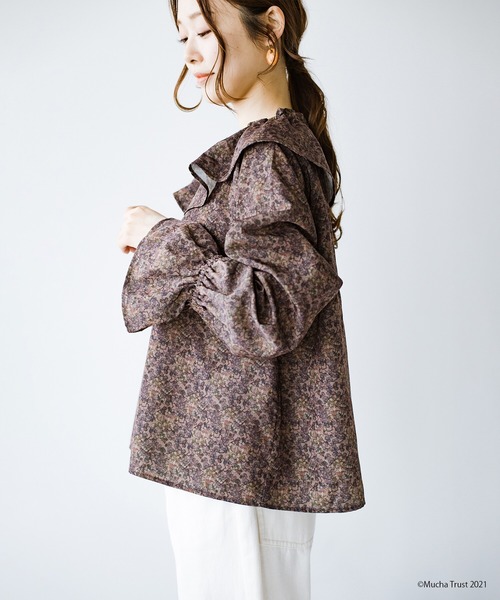 haco!（ハコ）の「いつものデニムやシンプルボトムスに合わせるだけでかわいげたっぷり！繊細なミュシャのアートをあしらったフリルブラウス（シャツ/ブラウス・レディース・ブラウン系その他/ブルー系その他・SMALL/MEDIUM/LARGE/X-LARGE）」の11枚目の写真