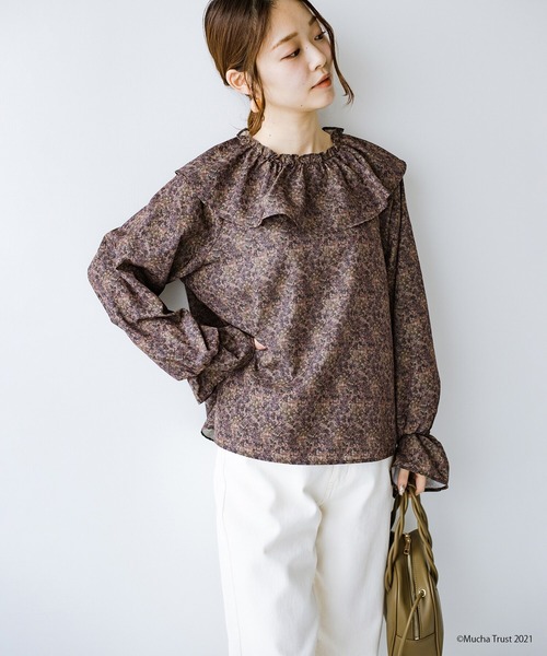 haco!（ハコ）の「いつものデニムやシンプルボトムスに合わせるだけでかわいげたっぷり！繊細なミュシャのアートをあしらったフリルブラウス（シャツ/ブラウス・レディース・ブラウン系その他/ブルー系その他・SMALL/MEDIUM/LARGE/X-LARGE）」の20枚目の写真
