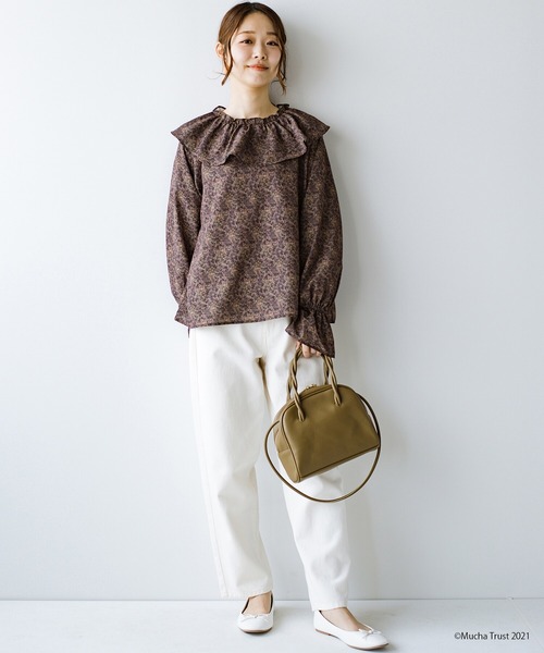 haco!（ハコ）の「いつものデニムやシンプルボトムスに合わせるだけでかわいげたっぷり！繊細なミュシャのアートをあしらったフリルブラウス（シャツ/ブラウス・レディース・ブラウン系その他/ブルー系その他・SMALL/MEDIUM/LARGE/X-LARGE）」の4枚目の写真