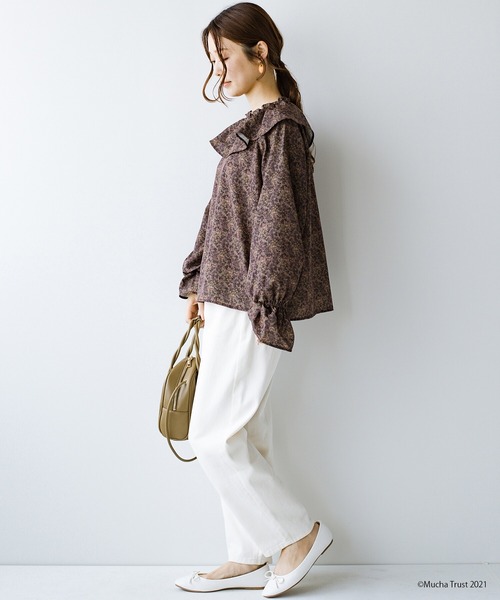 haco!（ハコ）の「いつものデニムやシンプルボトムスに合わせるだけでかわいげたっぷり！繊細なミュシャのアートをあしらったフリルブラウス（シャツ/ブラウス・レディース・ブラウン系その他/ブルー系その他・SMALL/MEDIUM/LARGE/X-LARGE）」の8枚目の写真