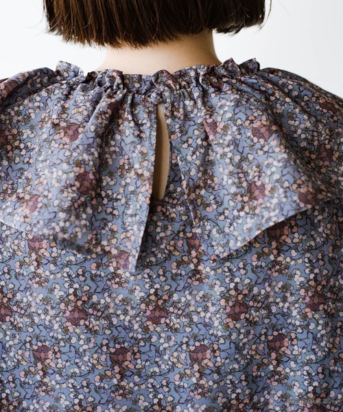 haco!（ハコ）の「いつものデニムやシンプルボトムスに合わせるだけでかわいげたっぷり！繊細なミュシャのアートをあしらったフリルブラウス（シャツ/ブラウス・レディース・ブラウン系その他/ブルー系その他・SMALL/MEDIUM/LARGE/X-LARGE）」の10枚目の写真