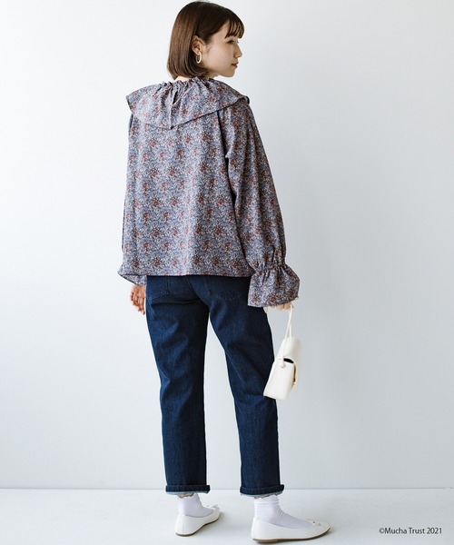 haco!（ハコ）の「いつものデニムやシンプルボトムスに合わせるだけでかわいげたっぷり！繊細なミュシャのアートをあしらったフリルブラウス（シャツ/ブラウス・レディース・ブラウン系その他/ブルー系その他・SMALL/MEDIUM/LARGE/X-LARGE）」の18枚目の写真