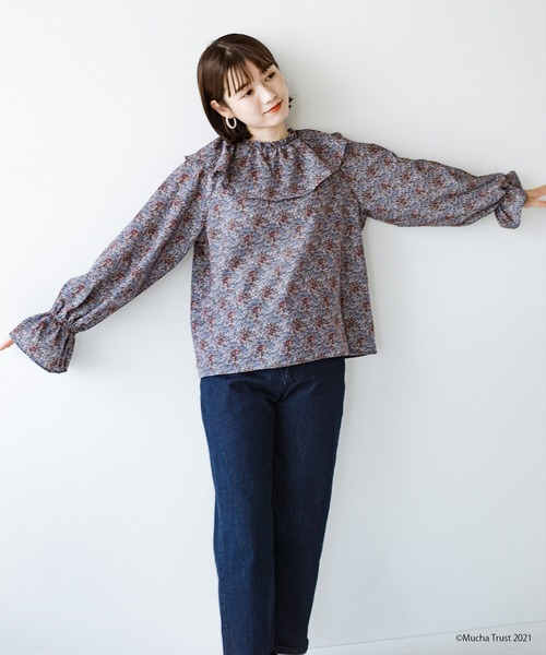 haco!（ハコ）の「いつものデニムやシンプルボトムスに合わせるだけでかわいげたっぷり！繊細なミュシャのアートをあしらったフリルブラウス（シャツ/ブラウス・レディース・ブラウン系その他/ブルー系その他・SMALL/MEDIUM/LARGE/X-LARGE）」の21枚目の写真