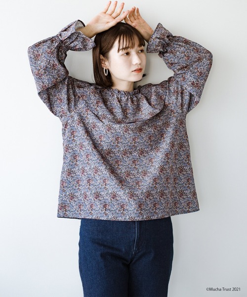 haco!（ハコ）の「いつものデニムやシンプルボトムスに合わせるだけでかわいげたっぷり！繊細なミュシャのアートをあしらったフリルブラウス（シャツ/ブラウス・レディース・ブラウン系その他/ブルー系その他・SMALL/MEDIUM/LARGE/X-LARGE）」の17枚目の写真