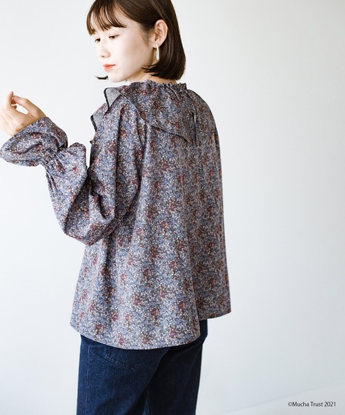 haco!（ハコ）の「いつものデニムやシンプルボトムスに合わせるだけでかわいげたっぷり！繊細なミュシャのアートをあしらったフリルブラウス（シャツ/ブラウス・レディース・ブラウン系その他/ブルー系その他・SMALL/MEDIUM/LARGE/X-LARGE）」の5枚目の写真