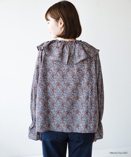haco!（ハコ）の「いつものデニムやシンプルボトムスに合わせるだけでかわいげたっぷり！繊細なミュシャのアートをあしらったフリルブラウス（シャツ/ブラウス・レディース・ブラウン系その他/ブルー系その他・SMALL/MEDIUM/LARGE/X-LARGE）」の9枚目の写真