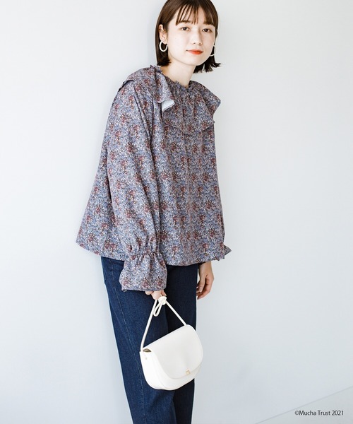 haco!（ハコ）の「いつものデニムやシンプルボトムスに合わせるだけでかわいげたっぷり！繊細なミュシャのアートをあしらったフリルブラウス（シャツ/ブラウス・レディース・ブラウン系その他/ブルー系その他・SMALL/MEDIUM/LARGE/X-LARGE）」の13枚目の写真