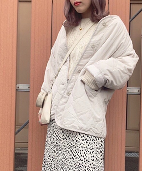 AS KNOW AS plus（アズノゥアズプラス）の「◇ノーカラー 波 キルティングジャケット（ノーカラージャケット・レディース・ライトカーキ/アイボリー/ブラック/ダークカーキ・FREE）」の2枚目の写真