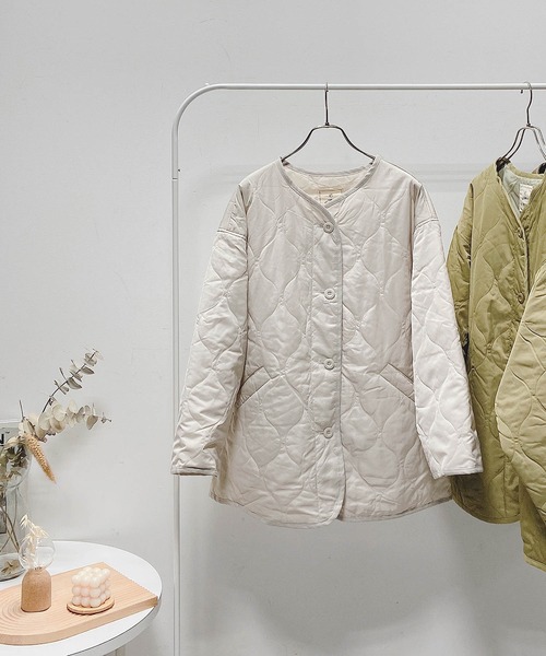 AS KNOW AS plus（アズノゥアズプラス）の「◇ノーカラー 波 キルティングジャケット（ノーカラージャケット・レディース・ライトカーキ/アイボリー/ブラック/ダークカーキ・FREE）」の6枚目の写真