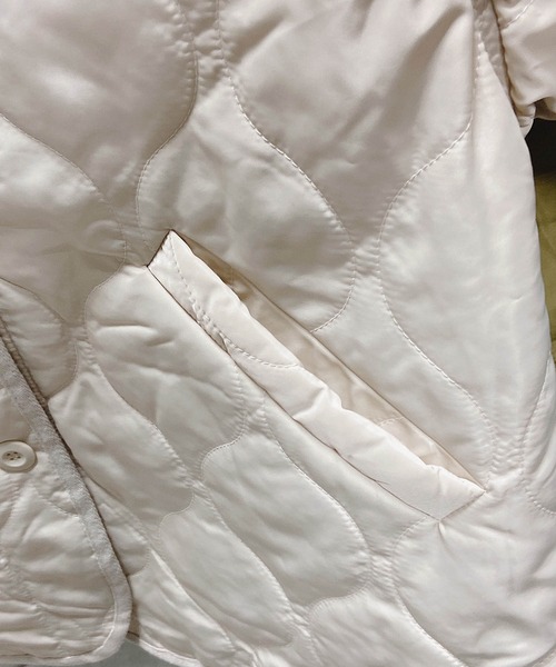 AS KNOW AS plus（アズノゥアズプラス）の「◇ノーカラー 波 キルティングジャケット（ノーカラージャケット・レディース・ライトカーキ/アイボリー/ブラック/ダークカーキ・FREE）」の8枚目の写真