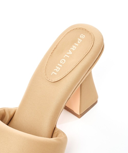 SPIRALGIRL（スパイラルガール）の「fluffyサンダル（サンダル・レディース・ブラック/ベージュ/ネイビー・MEDIUM/LARGE）」の15枚目の写真