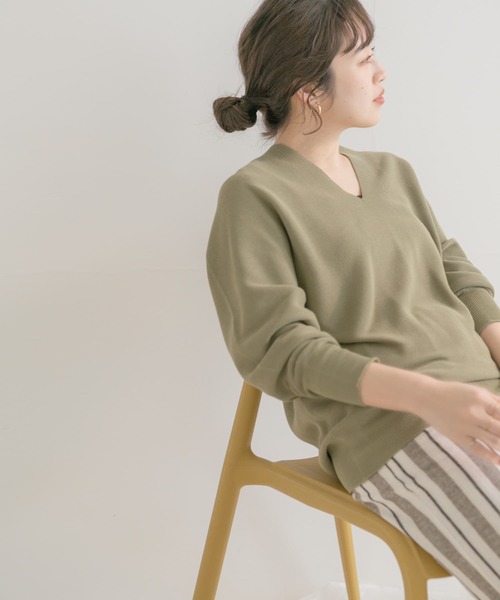 ITEMS URBANRESEARCH(アイテムズ アーバンリサーチ)の「ホールガーメントVネックニット(ニット/セーター・レディース・ライトカーキ/アイボリー/ブルー・FREE)」の3枚目の写真