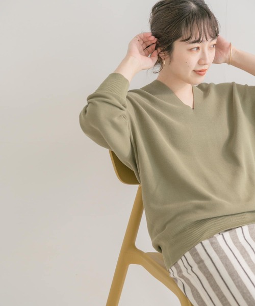 ITEMS URBANRESEARCH(アイテムズ アーバンリサーチ)の「ホールガーメントVネックニット(ニット/セーター・レディース・ライトカーキ/アイボリー/ブルー・FREE)」の7枚目の写真