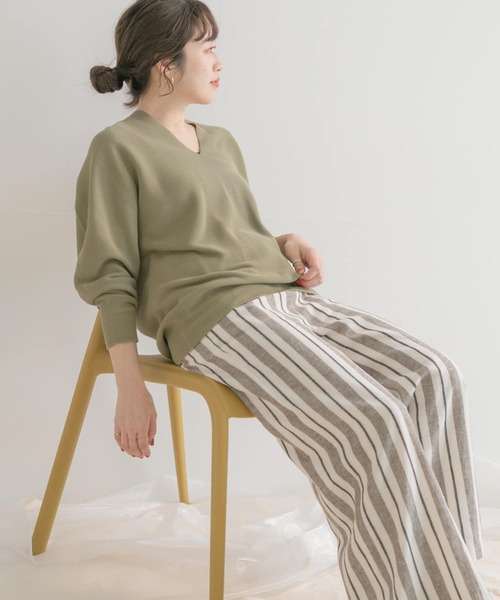 ITEMS URBANRESEARCH(アイテムズ アーバンリサーチ)の「ホールガーメントVネックニット(ニット/セーター・レディース・ライトカーキ/アイボリー/ブルー・FREE)」の10枚目の写真