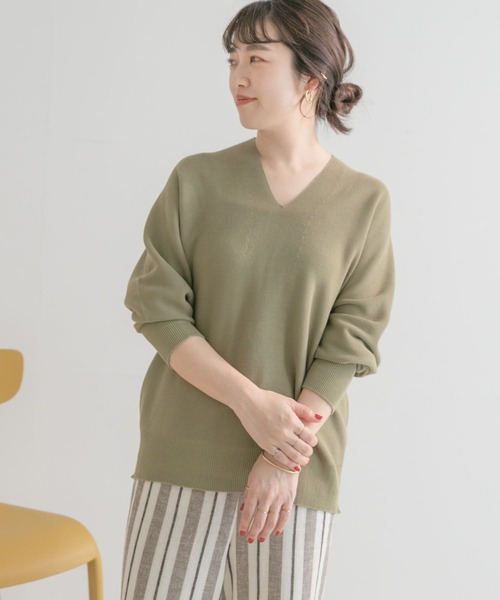 ITEMS URBANRESEARCH(アイテムズ アーバンリサーチ)の「ホールガーメントVネックニット(ニット/セーター・レディース・ライトカーキ/アイボリー/ブルー・FREE)」の4枚目の写真