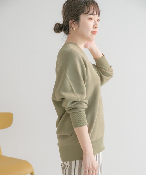 ITEMS URBANRESEARCH(アイテムズ アーバンリサーチ)の「ホールガーメントVネックニット(ニット/セーター・レディース・ライトカーキ/アイボリー/ブルー・FREE)」の8枚目の写真