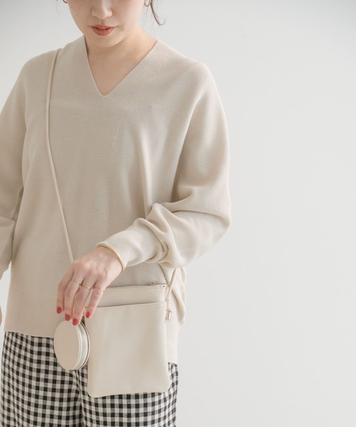 ITEMS URBANRESEARCH(アイテムズ アーバンリサーチ)の「ホールガーメントVネックニット(ニット/セーター・レディース・ライトカーキ/アイボリー/ブルー・FREE)」の6枚目の写真